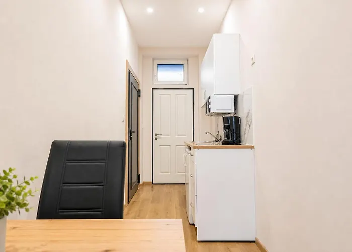 Comfy 1br Close To Meidling Station Apartment